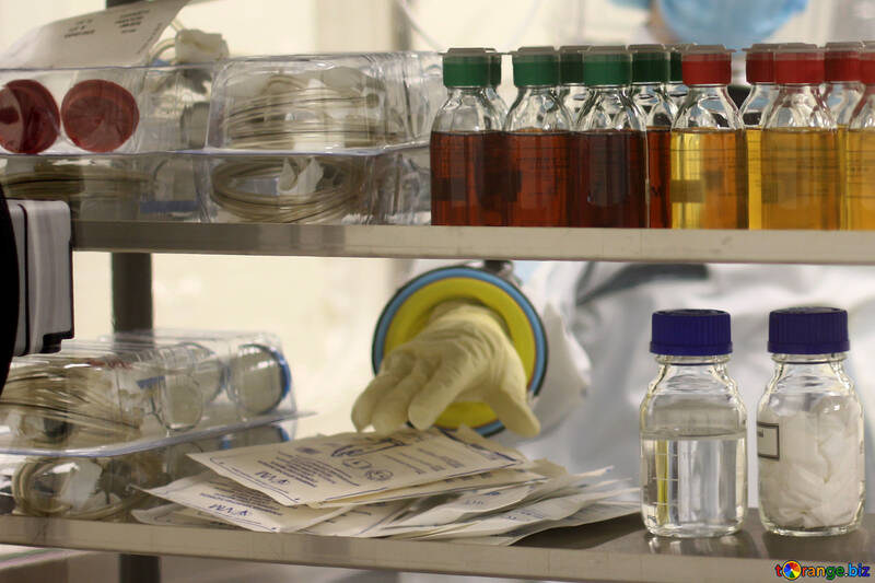 Medikamente und eine Hand mit einem Handschuh Labor Labor Chemikalien mit Flaschen Chemische Wissenschaft №54555
