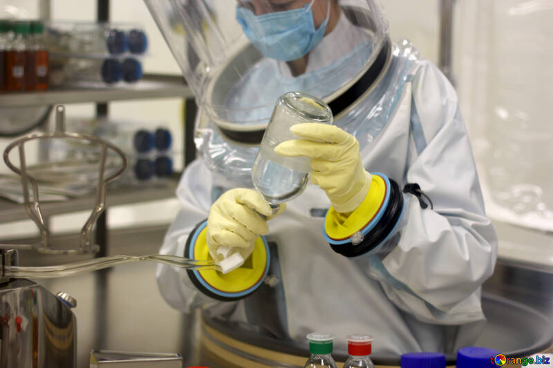 Uma pessoa ajudando a fazer a cura para o cientista do vírus corona no trabalho №54608