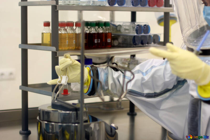 Wissenschaftler behandschuhte Hände Flaschen Rack Chemikalien Med Labor Krankenhaus Labor №54571