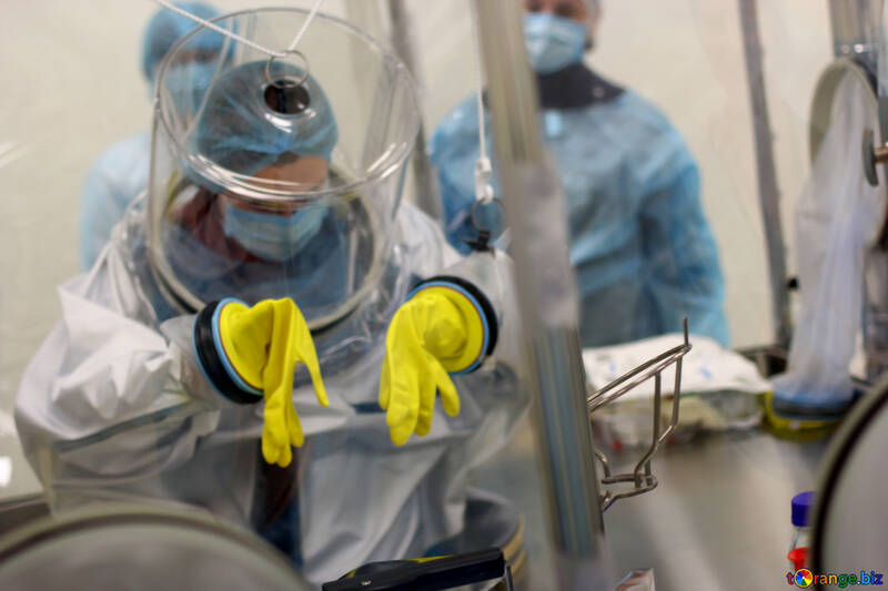 Cientistas testando vírus químico médico luvas pessoas de risco biológico №54623