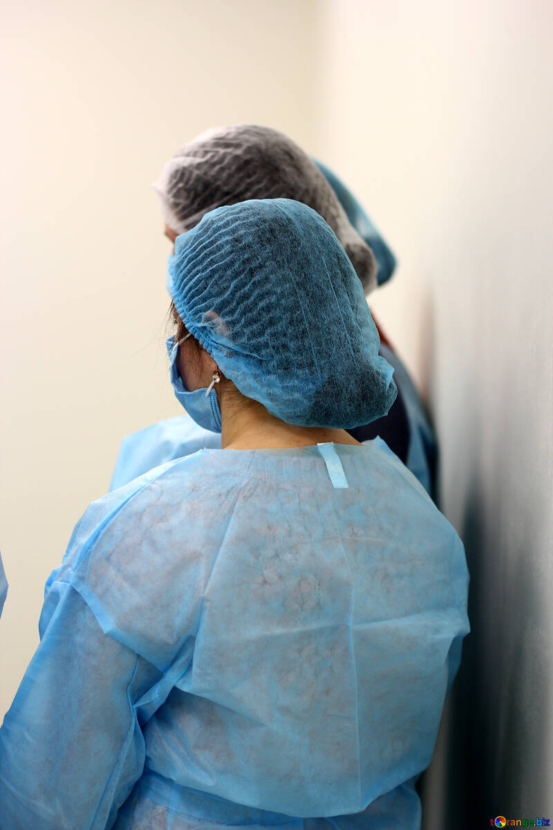 Donna che indossa coperture mediche blu medico medico №54614