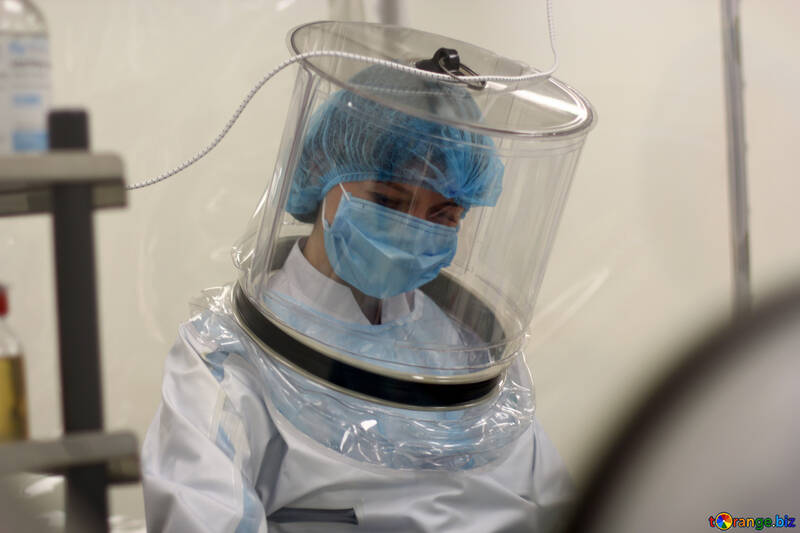 Persona che indossa scrub e uno scienziato di plastica casco vuoto con cappuccio maschera covid paziente quarantena protettiva docotr signora №54596