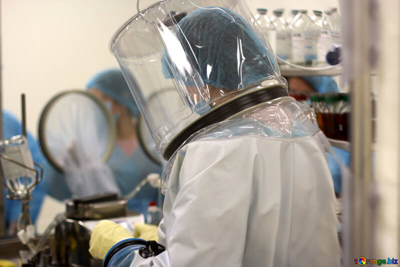 Ein Wissenschaftler arbeitet in einer Hazmat-Anzug-Person mit einer Schutzmaske №54589