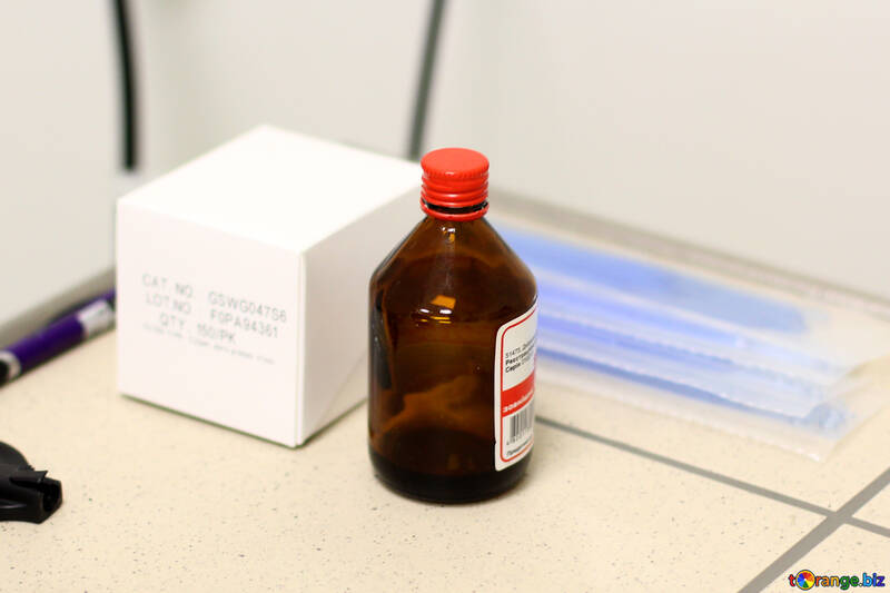 Médecine qui dans une bouteille en verre de potion de pharmacie №54542