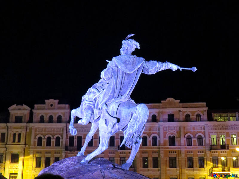 Hombre en una estatua de caballo №54111