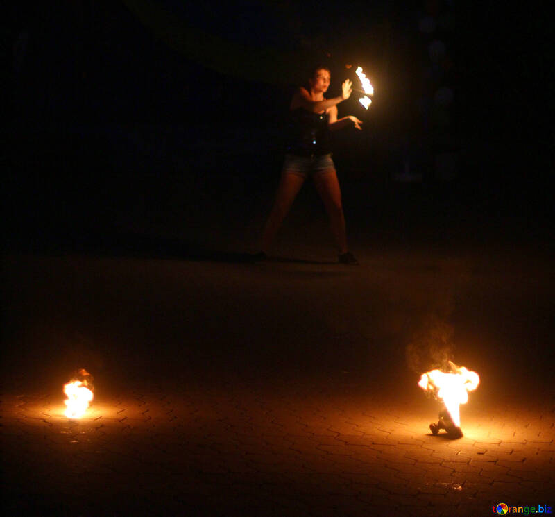 Fuochi d`artificio e un essere umano che tiene in mano la fiamma del fuoco №54388