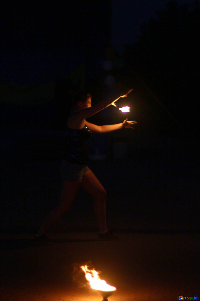 Niña sosteniendo una llama de luz bailando fuego №54379