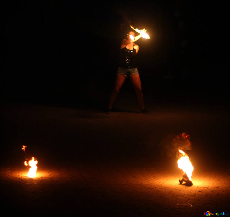 Fuego y una persona respirando artista de salpicaduras de fuego №54387