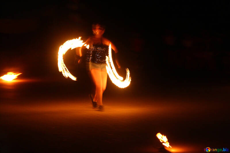 Alguien sosteniendo una bengala encendida Espectáculo de fuego Rendimiento Fuego jugando hombre desenfoque linterna №54392