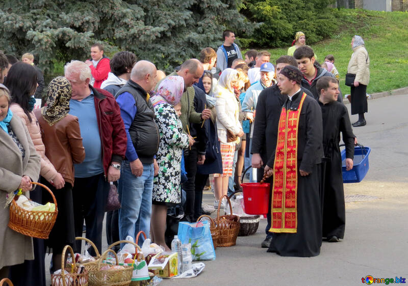 Ein Priester, der mit Leuten auf einer Straße spricht №54007