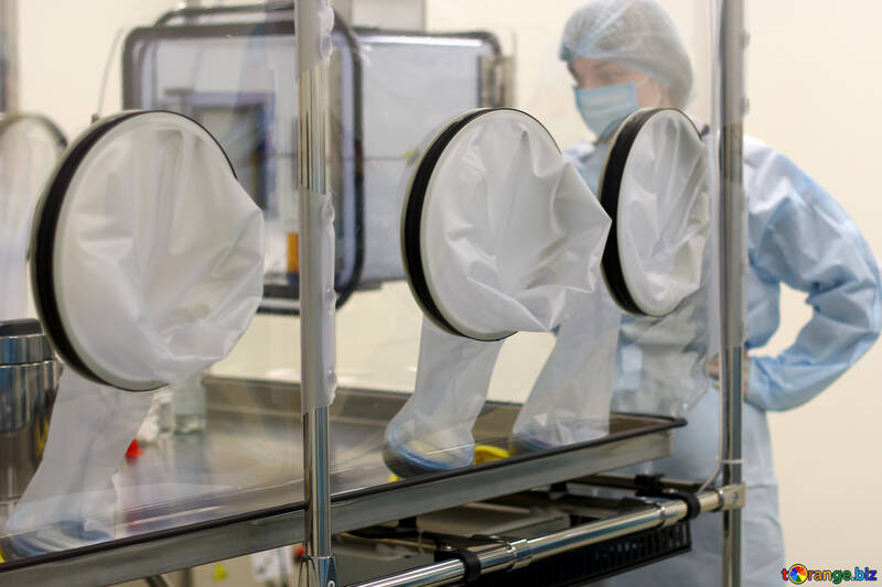 Eine Person, die in einem Raum Forschungsarbeitskleidung Laborausrüstung Wissenschaftsforschungsinstitut Sauberkeit medizinisches Labor steht №54630