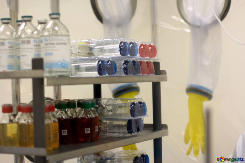 Uno scaffale pieno di prodotti chimici Bottiglia da laboratorio №54618