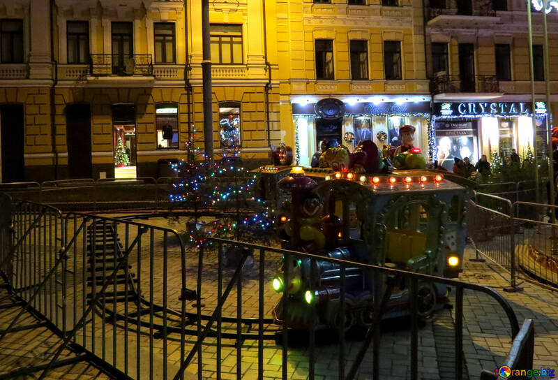 Показати кілька різдвяних прикрас на вулиці Поїзд на громадській площі Карнавальний цирк №54095