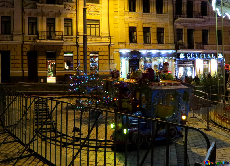 Una calle de noche con barandas mini luces de tren №54094