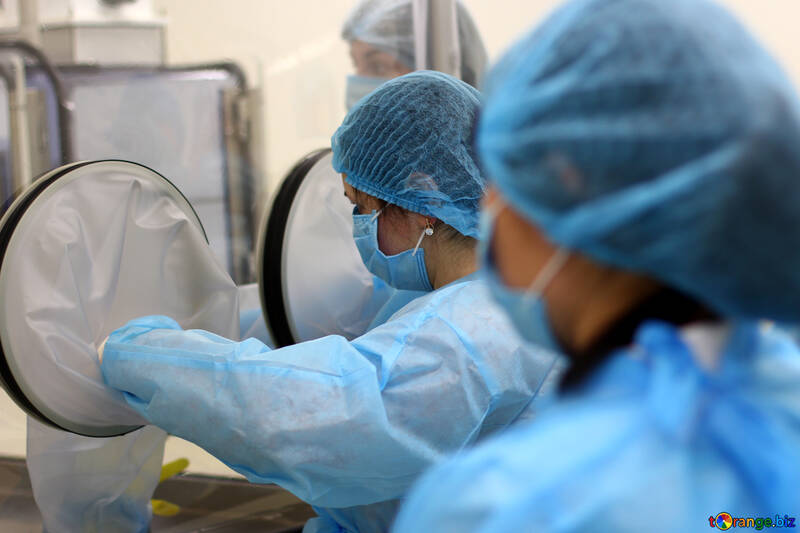 Cirujanos trabajadores esenciales médicos máscaras azules en laboratorio №54625