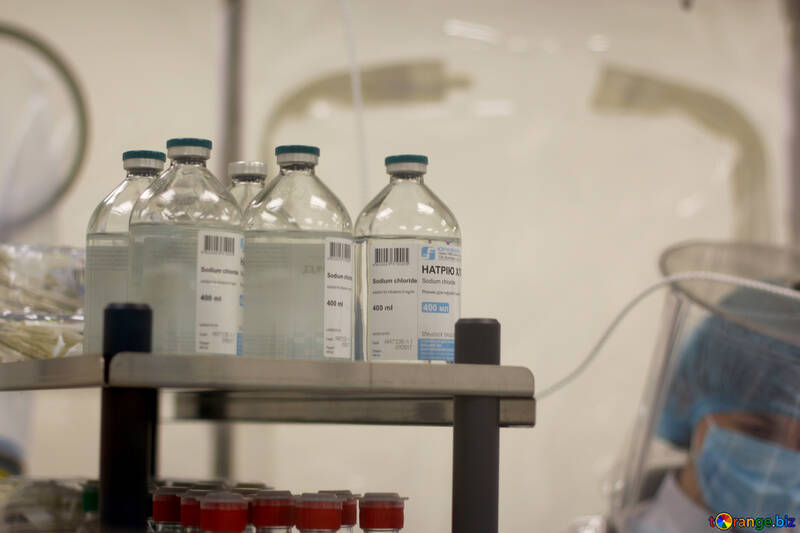 Una botella de líquido médico sobre una mesa producto líquido solución científica equipo de laboratorio compuesto químico №54595