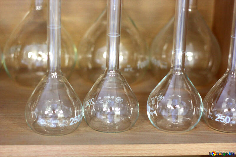 Une bouteille de laboratoire sur un verre de table №54644