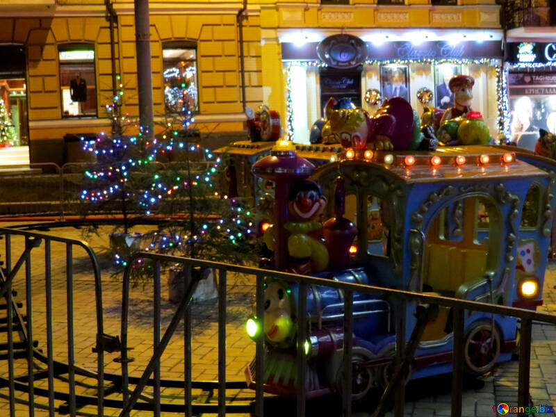 Train, arbres de Noël, le train est sur des rails qui tournent en rond №54096