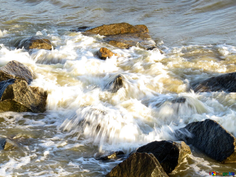 Wasser fließt über Steine ​​Felsen und Wasser Meer schön №54985