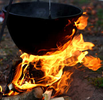 直火のファイアピットの鍋の炎 №55454