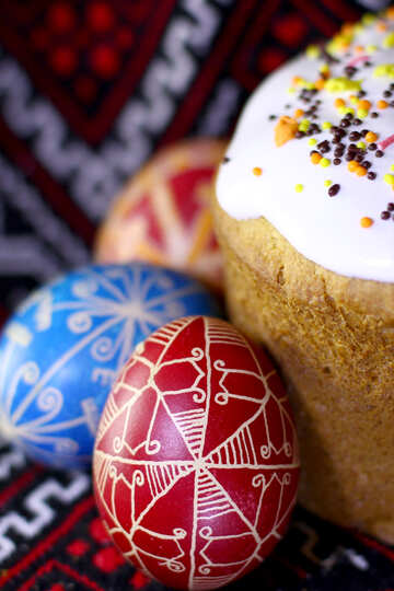 decorated eggs leaning against a decorated cake №55405