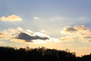 Cielo de la tarde con nubes y naturaleza al atardecer. №55263