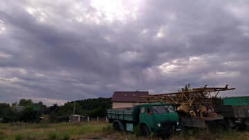 Camion davanti a una casa con nuvole in cielo №55881