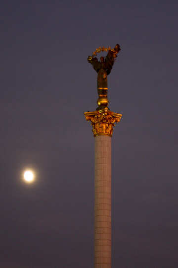 Monumento con luna detrás de las nubes №55099