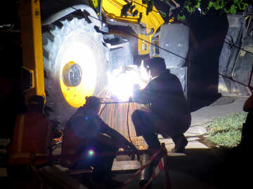 People working welding tractor №55978