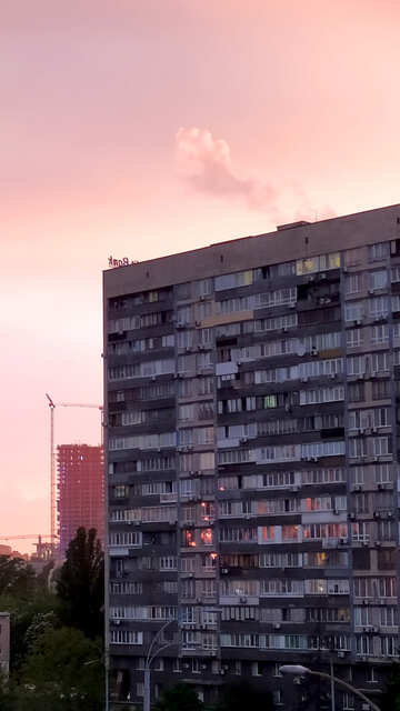 Mehrstöckiges Wohngebäude bei Sonnenaufgang №55666