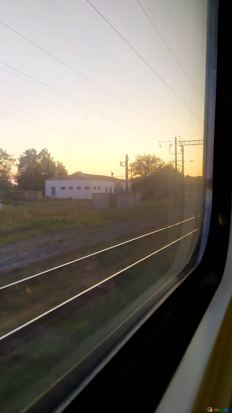 Ferrovia e casa bianca Viaggiare con la finestra ferroviaria №55890