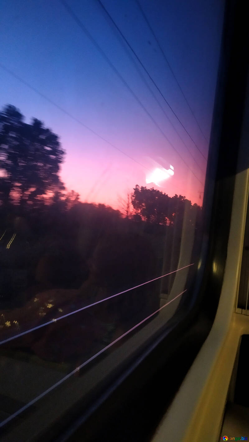 Alguém sentado no ônibus olhando pela janela, para uma foto de vlog fora da foto do trem №55894