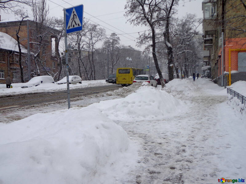 Сніг автомобілів і автобус лід вулиця знак дороги зимові дерева №55419