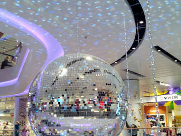 Bola de disco en un centro comercial №56001