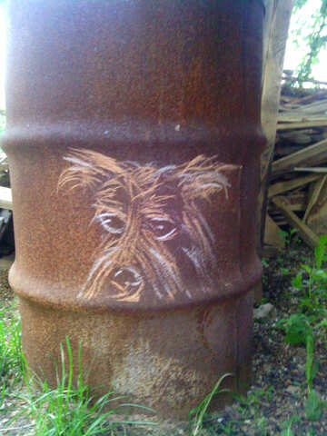 Baril avec dessin de chien à la craie sur le côté d`un tambour en acier №56109