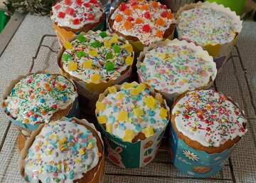 Cupcakes décorés de couleurs vives et ornés de garnitures colorées №56772