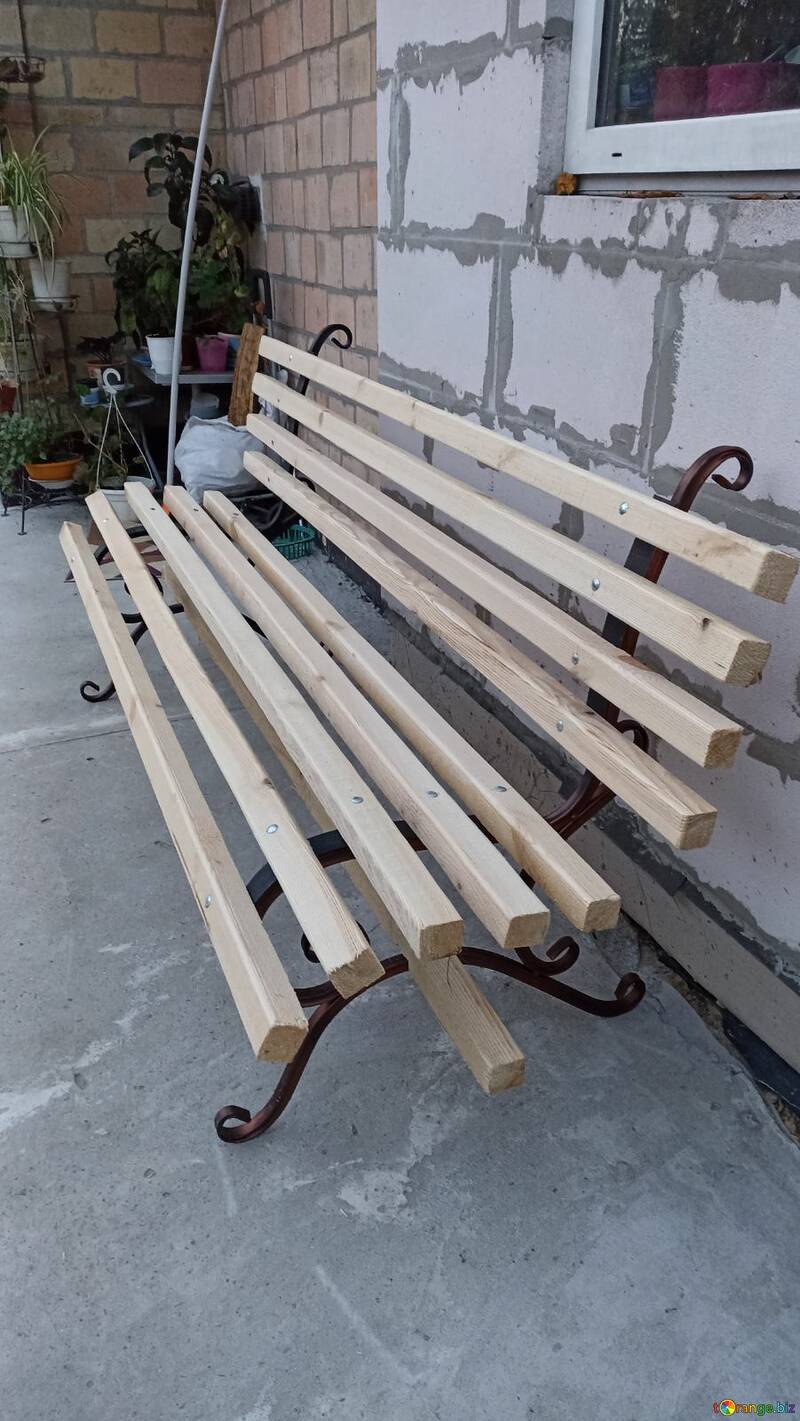 金属と木で作られたベンチ №56771