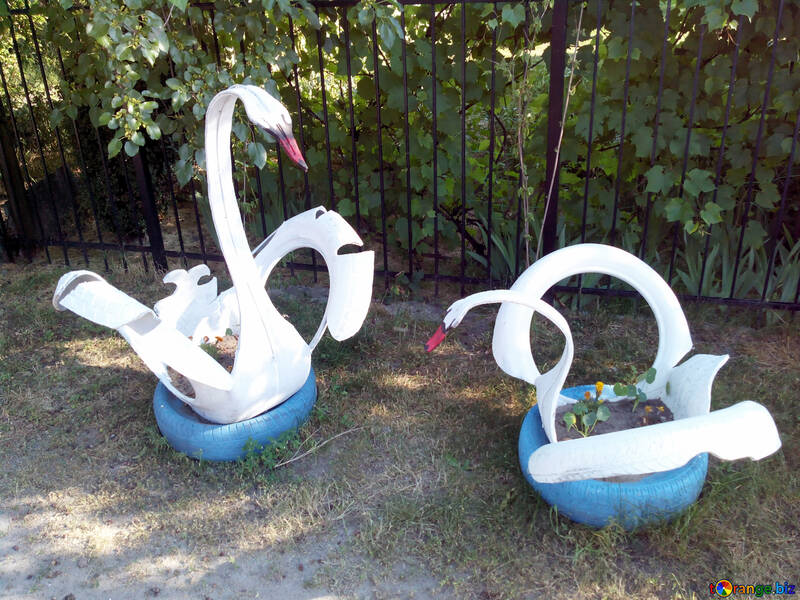 車の車輪から庭の装飾のフラミンゴ白鳥 №56144