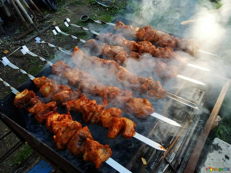 Deliciosos kebabs a la parrilla sobre carbón ahumado №56429