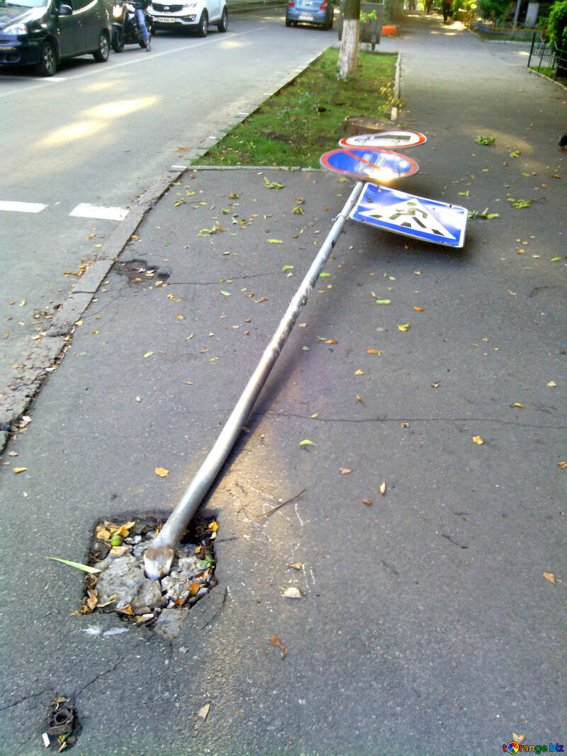 Un panneau de signalisation tombé est tombé sur un poteau de signalisation de rue №56111