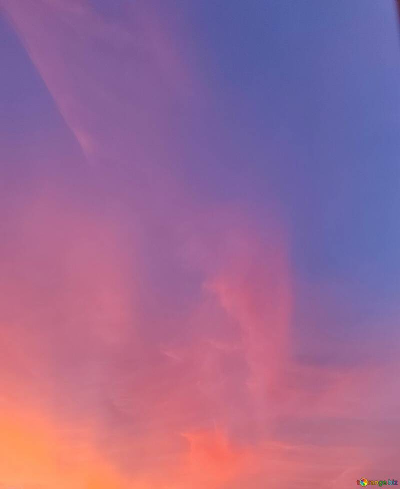 Céu deslumbrante no crepúsculo: paisagem de nuvens vibrantes em rosa e azul №56887