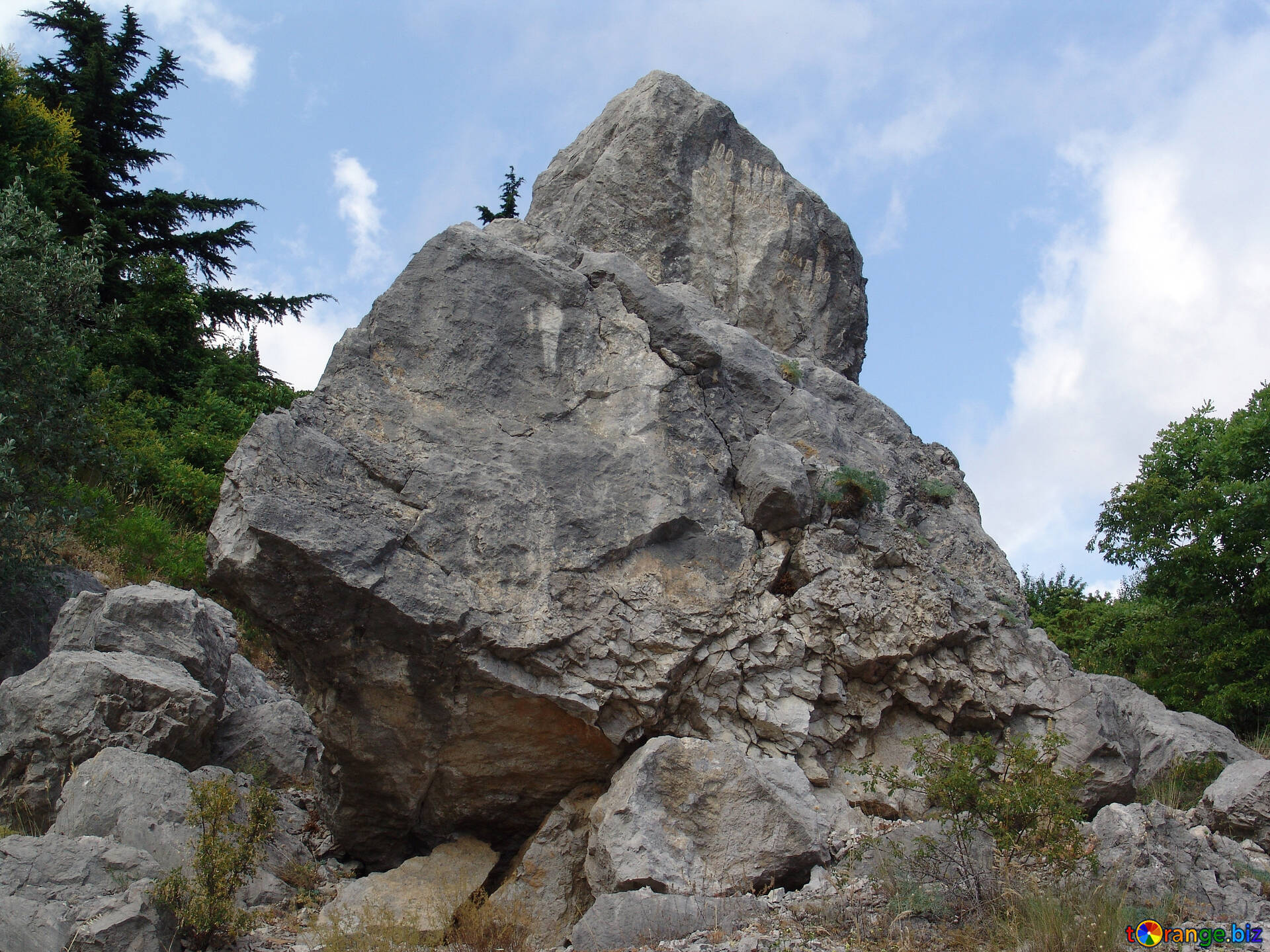 Stone huge. Горные камни. Скалы и камни. Крупные камни скалы. Камни в горах.