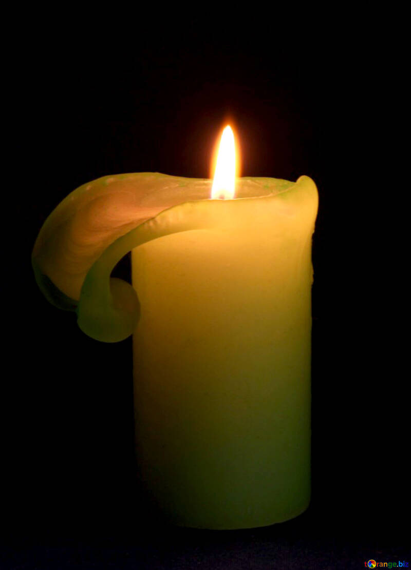 Свічка на темному тлі №6178