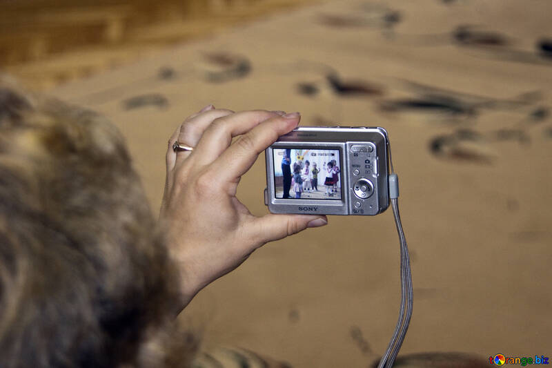 Цифровий фотоапарат sony в жіночих руках №6156