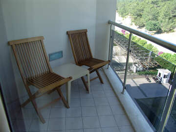Falte Stühle an Balkon