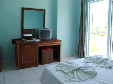 Table   Mirror  and  TV   the hotel. №7924