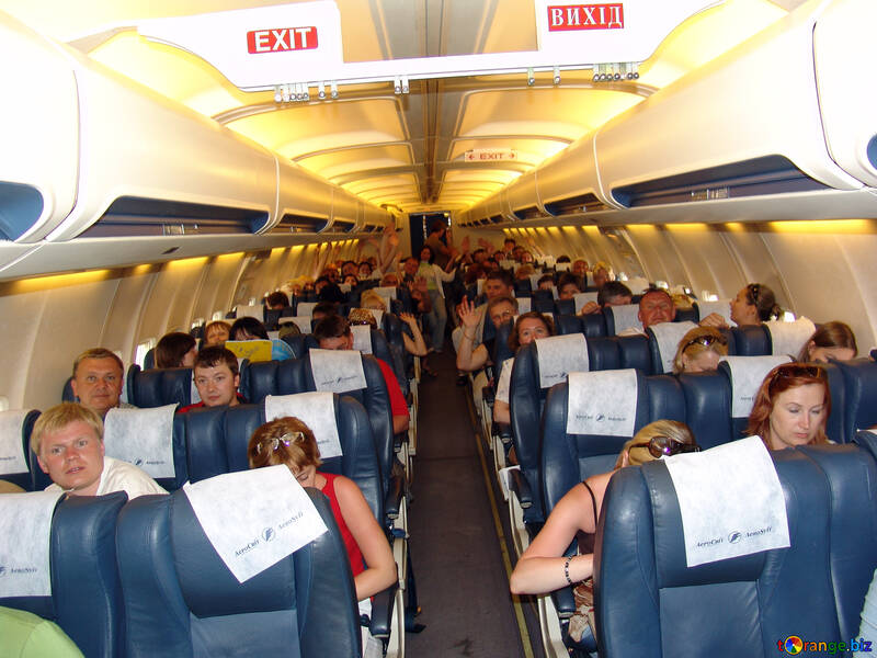 Пасажири в літаку. №8000
