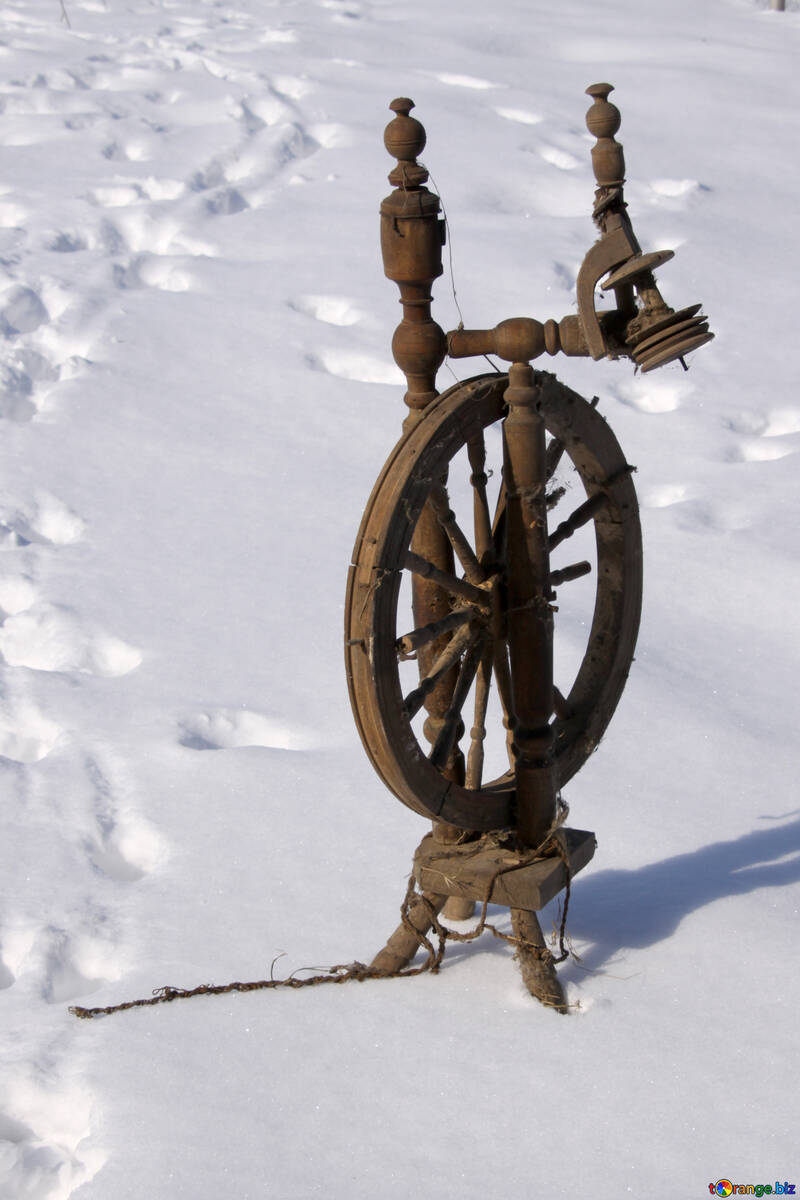 Remains  old  spinning wheel. №7460