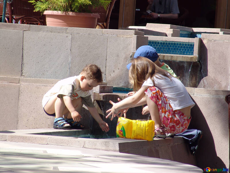 Діти грають у фонтана №7851