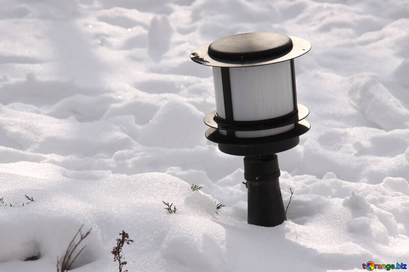 Лампа в снігу №7387